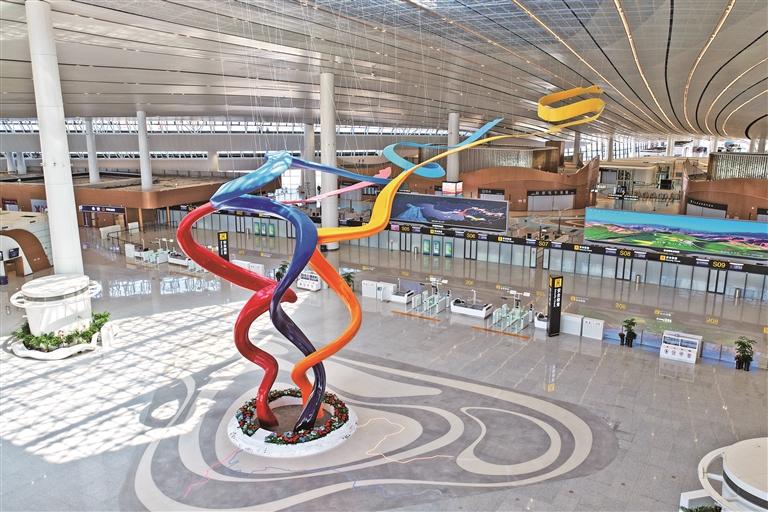 西宁机场T3航站楼内以“中华水塔、三江溯源”为核心理念的主景观雕塑。